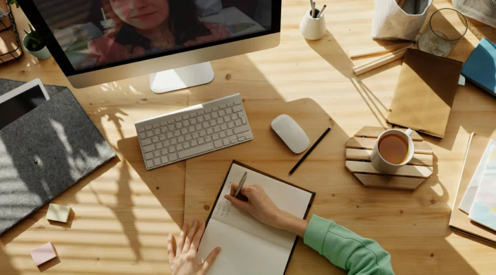 Formation en ligne en France : apprenant suivant un cours à distance sur ordinateur avec Syzan Academy