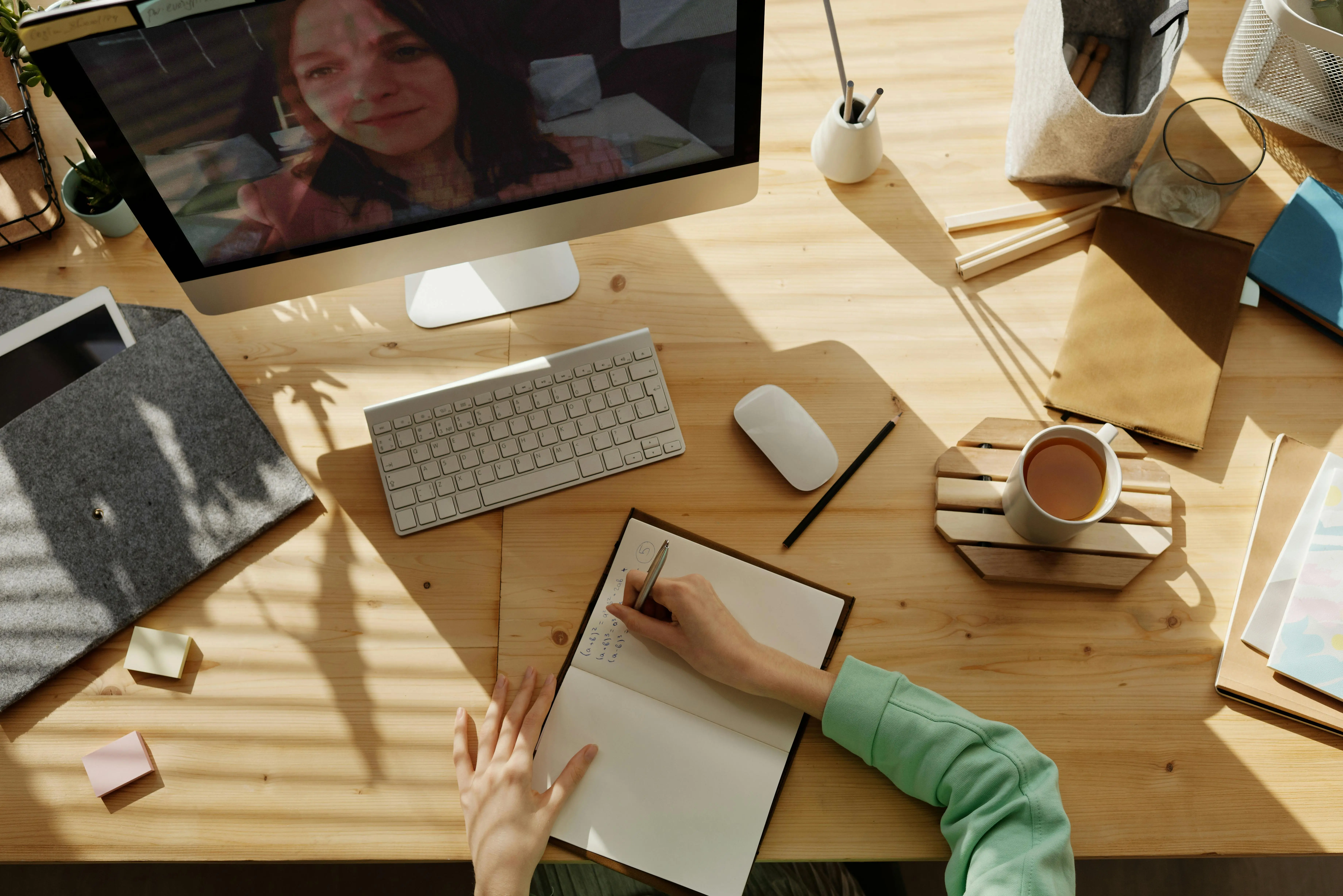 Formation en ligne en France : apprenant suivant un cours à distance sur ordinateur avec Syzan Academy